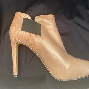 EUC Vince Camuto taupe leather bootie, Size 8
